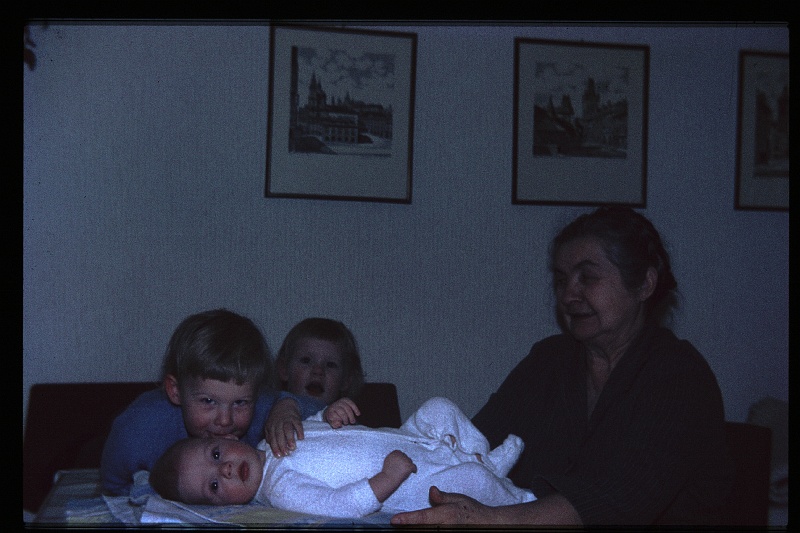 25.Delft nov 1965 Omi,Brigitte,Marion,Peter.JPG